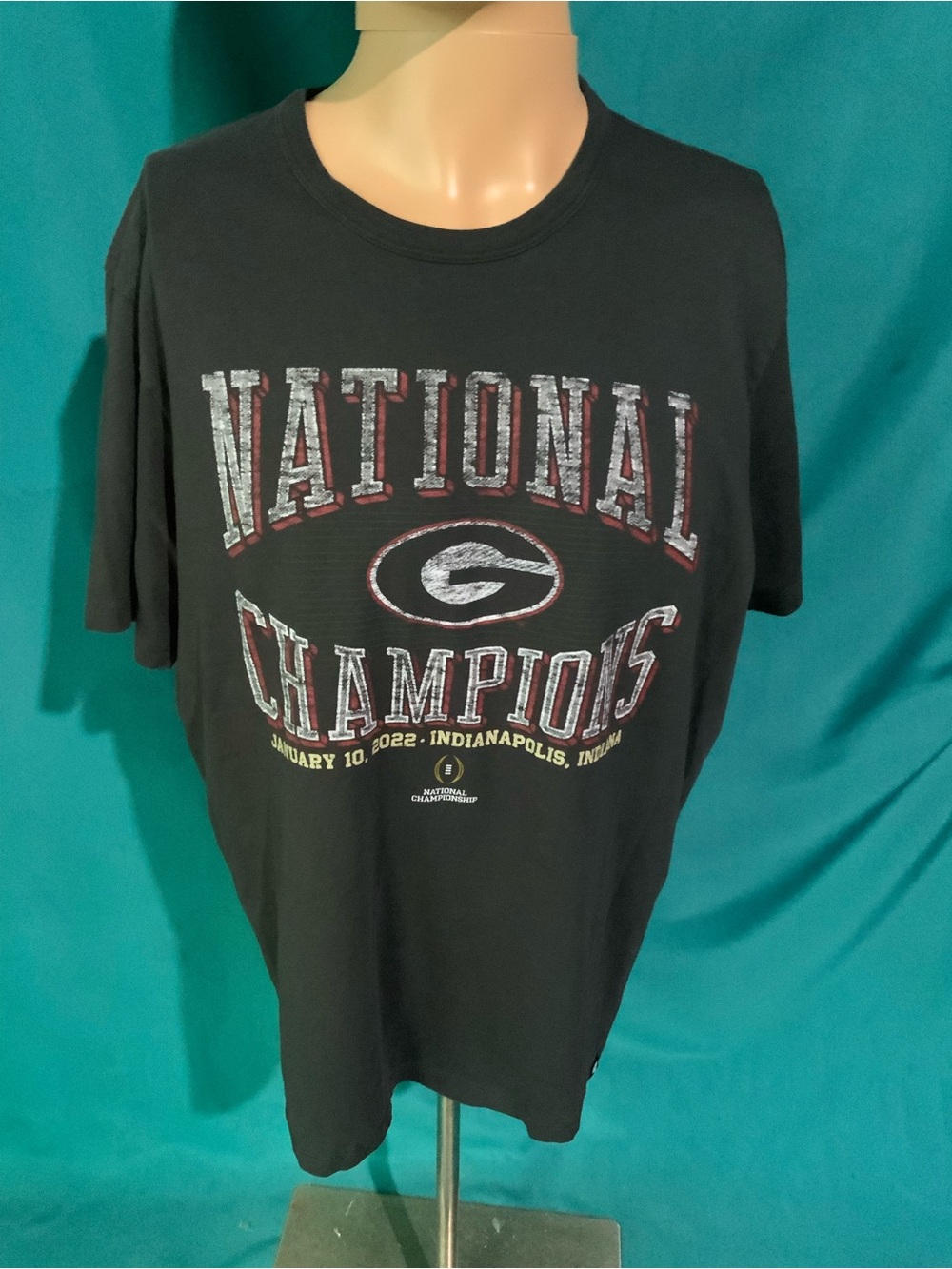 ‘47 BRAND DISTRESSED T-SHIRT (GEORGIA BULLDOGS 2021 NCAA FOOTBALL CHAMPIONS)